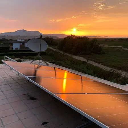 Paneles solares en casa de playa chimbote
